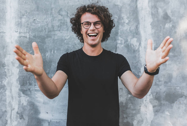 rindo homem feliz com cabelo encaracolado usando óculos
 - Foto, Imagem