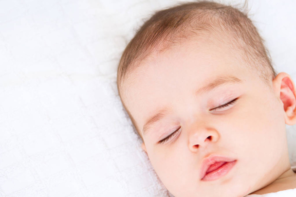 Красива спляча дитина на білому тлі
 - Фото, зображення