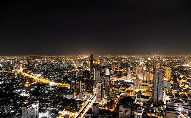 Όμορφη πόλη με την αρχιτεκτονική και την οικοδόμηση σε αστικό τοπίο Μπανγκόκ Ταϊλάνδη τη νύχτα - Φωτογραφία, εικόνα