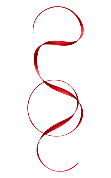 Fényes szatén szalag, piros színű elszigetelt fehér background közelről. Szalag kép dekoráció design. - Fotó, kép
