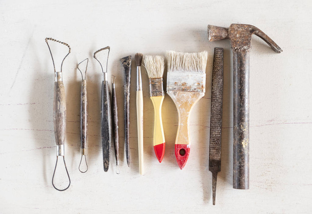 Sculptuur tools. Kunst en ambacht tools op witte achtergrond. - Foto, afbeelding