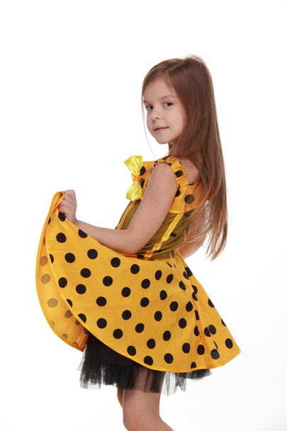 Affascinante bambina emotiva in un abito giallo
 - Foto, immagini