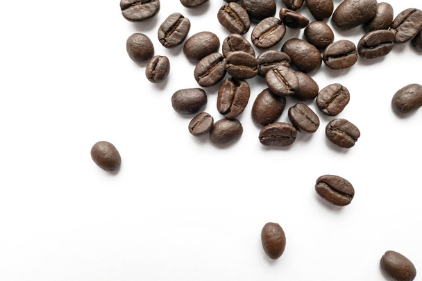 Grains de café torréfiés isolés sur fond blanc. Image en gros plan
. - Photo, image