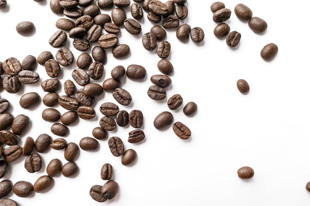 Grains de café torréfiés isolés sur fond blanc. Image en gros plan
. - Photo, image
