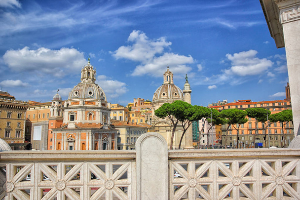 Рим - Италия. Колонна Траяна и близлежащие купола церквей видны с Алтаря Отечества
 - Фото, изображение