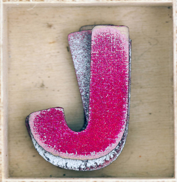 carta de madeira velha J em um tiro de caixa de imagem macro acima
  - Foto, Imagem