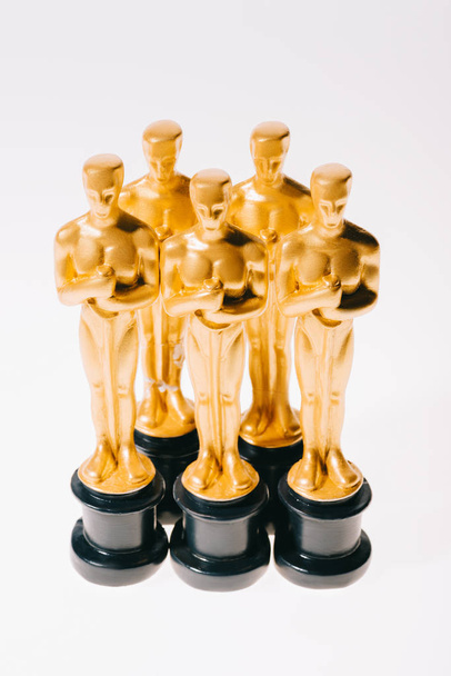 KYIV, UCRANIA - 10 DE ENERO DE 2019: estatuillas de los premios Oscar de oro aisladas en blanco - Foto, imagen