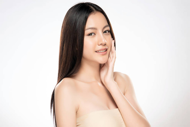 Bella giovane donna asiatica con Clean Fresh Skin look. Ragazza bellezza cura del viso. Trattamento viso. Cosmetologia, bellezza e spa. - Foto, immagini