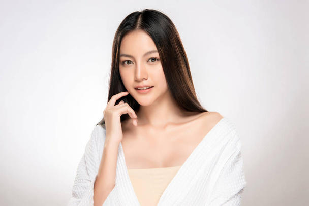 Temiz ciltli güzel bir Asyalı kadın. Güzel kız yüz bakımı. Yüz bakımı. Kozmetik, güzellik ve kaplıca. - Fotoğraf, Görsel
