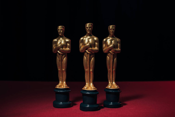 KYIV, UKRAINE - TAMMIKUU 10, 2019: kiiltävät kultaiset Oscar-palkinnot mustalla taustalla - Valokuva, kuva