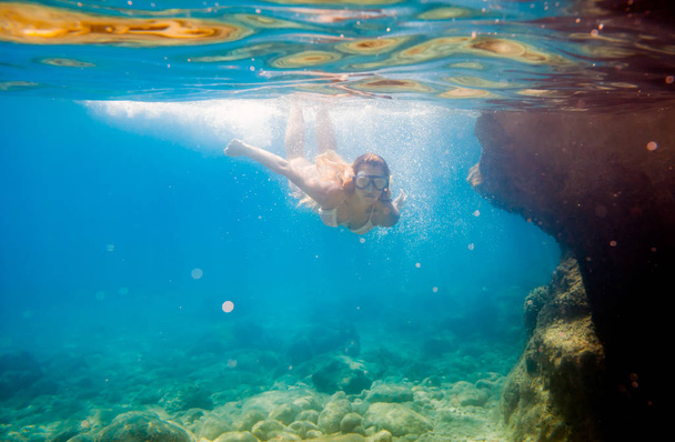 Ныряние с маской в тропическом море, женщина в маске ныряние под водой
 - Фото, изображение