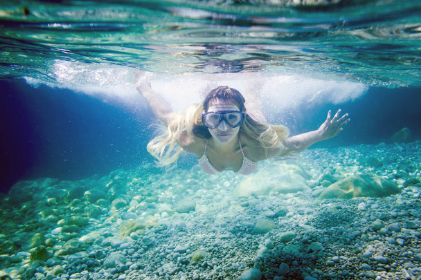 Tropikal deniz, kadın maskesi sualtı dalış snorkeling - Fotoğraf, Görsel