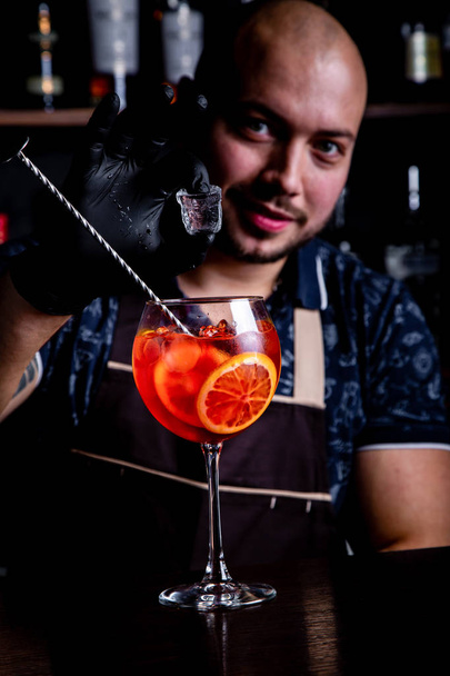 Barman, wprowadzenie do szkła, świeże i smaczne Aperol strzykawki koktajl pokoju lodu - Zdjęcie, obraz