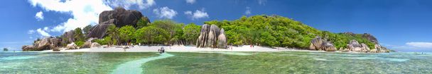 wunderschöner panoramablick auf anse source argent beach in la digue, seychellen. Blick vom Meer. - Foto, Bild