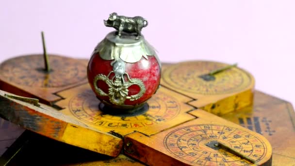 2019 jaar van het varken, antieke chinese zonne-horloge en varken figuur - Video