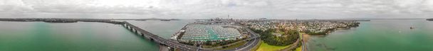 オークランド航空全景。市橋とスカイライン、ニュージーランド. - 写真・画像