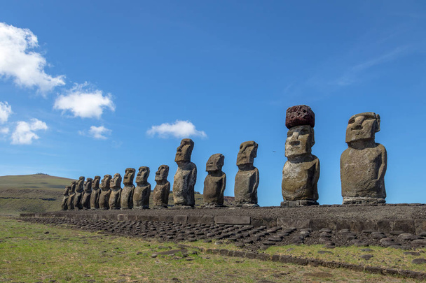 Moai αγάλματα του Άχου Τονγκαρίκι - νησί του Πάσχα, Χιλή - Φωτογραφία, εικόνα