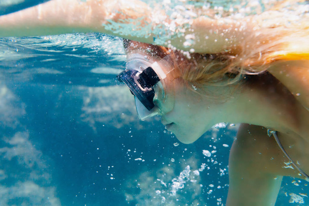 Giovane donna che fa snorkeling sott'acqua nel mare tropicale
 - Foto, immagini