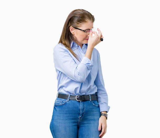 Kaunis keski-ikä kypsä liiketoiminnan nainen yllään lasit yli eristetty tausta väsynyt hankaus nenä ja silmät tunne väsymystä ja päänsärkyä. Stressi ja turhautuminen käsite
. - Valokuva, kuva