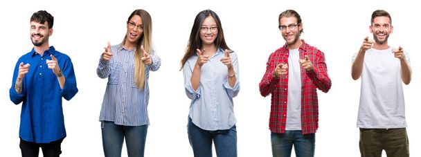 Collage van jongeren over witte geïsoleerde achtergrond wijzen vingers naar camera met gelukkig en grappig gezicht. Goede energie en vibrafoon. - Foto, afbeelding