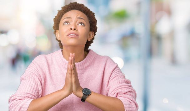Красивая молодая африканская американка на изолированном фоне просит и молится руками вместе с выражением надежды на лице очень эмоциональным и обеспокоенным. Просил прощения. Концепция религии
. - Фото, изображение