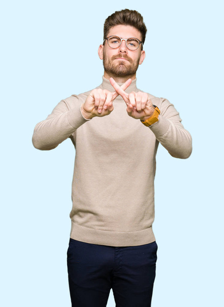Молодий красивий бізнесмен в окулярах Вираз відторгнення схрещування пальців робить негативний знак
 - Фото, зображення