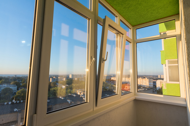 Szyby balkonu w mieszkaniu wielokondygnacyjnego budynku mieszkalnego - Zdjęcie, obraz