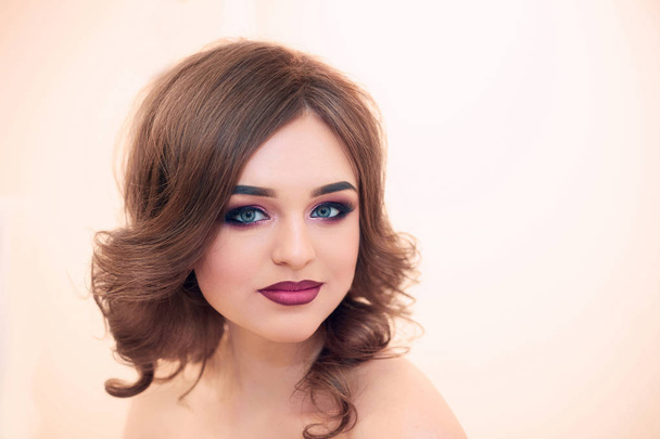Beautiful model girl with curly hair, Fashion Luxury Makeup. Pretty Young Female with Clean Fresh Skin close up. Skin care face. Cosmetology. Beauty Woman face Portrait. - Φωτογραφία, εικόνα