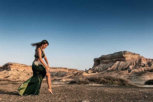 Femme active dansant sur la plaine du désert de Namibe. L'Afrique. Angola
. - Photo, image