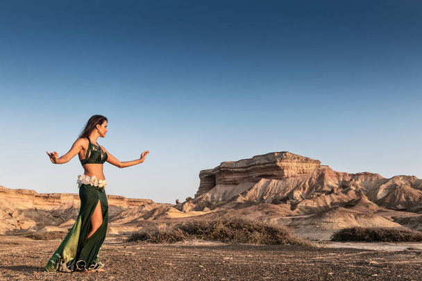 Активная женщина танцует на равнине пустыни Намибе. Африка. Ангола
. - Фото, изображение
