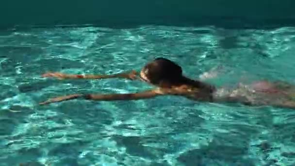 Mulher nadando na piscina - Filmagem, Vídeo