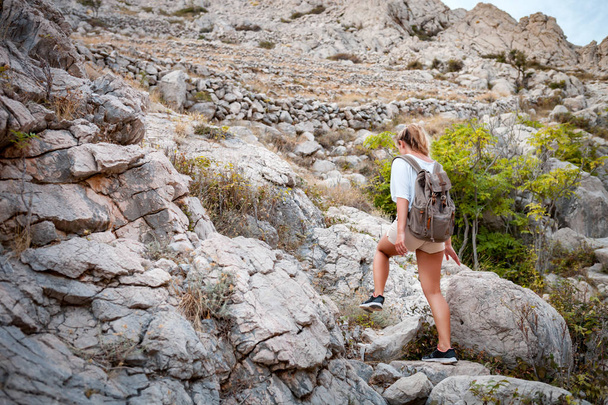 Hiker girl with backpack on hiking trail in mountain, trekking and travel lifestyle concept - Foto, afbeelding