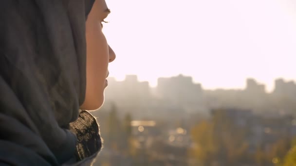 Detailní pohled mladé ženy v hidžábu, těšíme se na městském a provoz zezadu. - Záběry, video