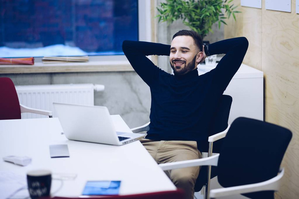 ビジネスマンは、仕事に満足。オフィスで彼の作業場所で座りながらノート パソコンで作業する人。オフィスで働く人 - 写真・画像