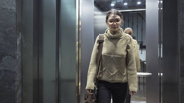 Young woman in the elevator - 写真・画像