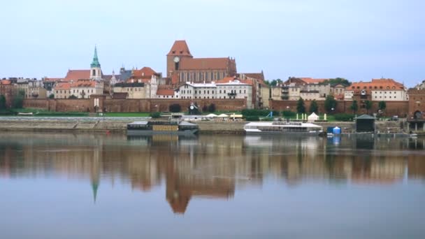 Wistula Nehri kıyısındaki Torun kasabasının panorama manzarası - Video, Çekim
