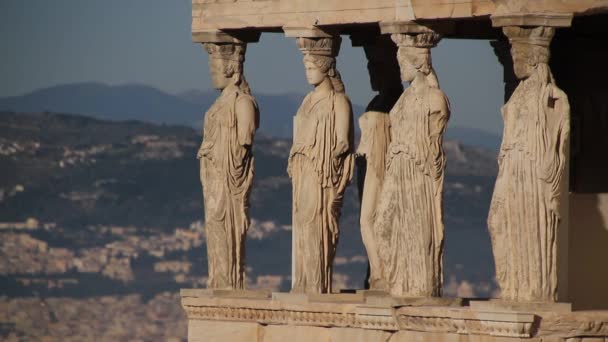 Ακρόπολη των Αθηνών, με τον ναό του Παρθενώνα. Περίφημο παλιό ναό του Παρθενώνα είναι το κύριο ορόσημο της Αθήνας. Άποψη του Ωδείο Ηρώδου του Αττικού, στοιχεία από τη βεράντα Καρυάτιδες του Ερεχθείου. - Πλάνα, βίντεο