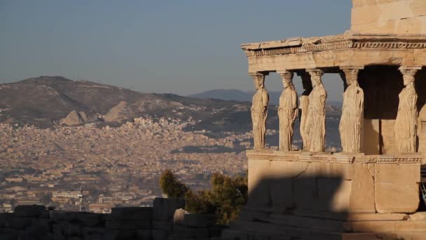 パルテノン神殿と、ギリシャのアテネのアクロポリス。有名な古いパルテノン神殿はアテネの主要なランドマークです。ヘローデスアティコス音楽堂、エレクテ、カリアティッドの玄関前の数字の表示. - 映像、動画