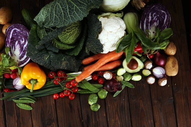 Samenstelling met verscheidenheid aan rauwe biologische groenten en fruit. Evenwichtige voeding - Foto, afbeelding