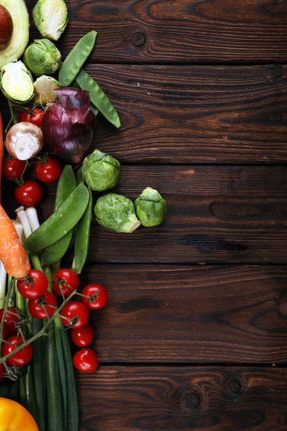 Σύνθεση με ποικιλία από ωμά βιολογικά λαχανικά και φρούτα. Ισορροπημένη διατροφή - Φωτογραφία, εικόνα