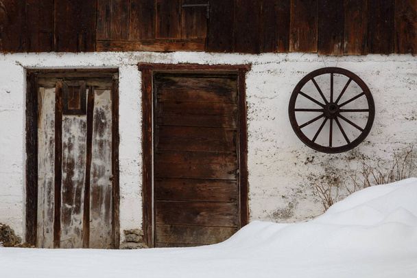 Doors of an outbuilding in Briestie village, northern Slovakia - Foto, Imagen