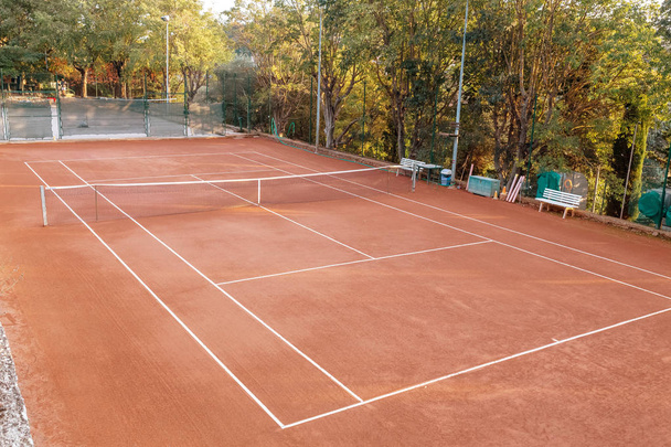 18. Oktober 2018, Montalcino, Italien: Blick aus der Vogelperspektive auf einen Tennisplatz - Foto, Bild