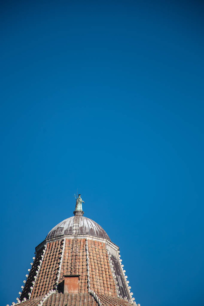 Baptistery in famous Piazza del Duomo ( Piazza dei Miracoli) in Pisa - Foto, immagini