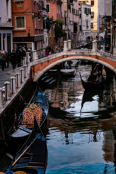 Kilátás a velencei csatornára, csónakokkal és gondolával - Fotó, kép