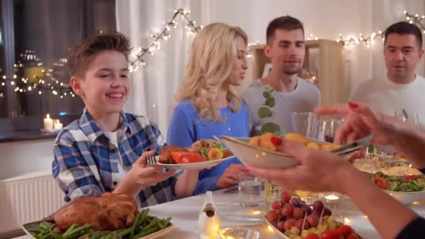 Ευτυχισμένη οικογένεια που έχει δείπνο στο σπίτι - Πλάνα, βίντεο