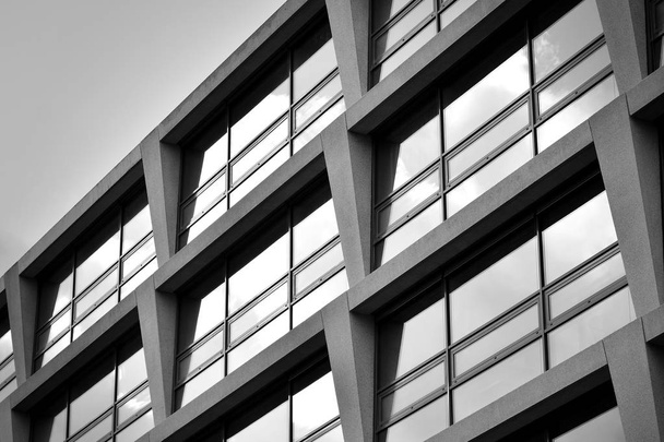Abstraktní fragment moderní architektury, stěny ze skla a betonu. Černá a bílá. - Fotografie, Obrázek