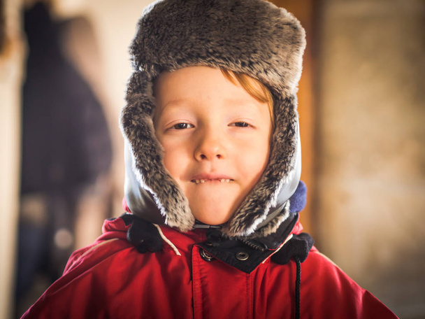 Mały chłopiec w kombinezon zimowy dokonywanie śmieszne wyrażeń - Zdjęcie, obraz