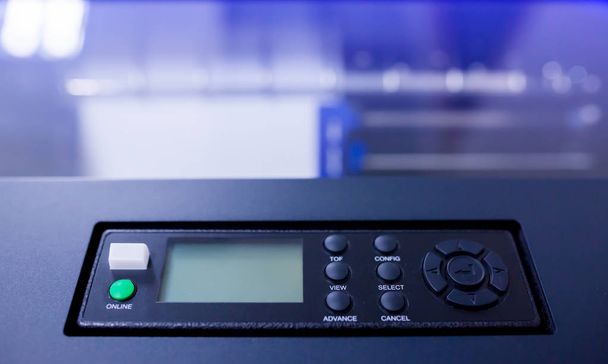 панель управления линейного принтера или большой точечный принтер для работы с отчетами бэк-офиса или много информации для печати
 - Фото, изображение