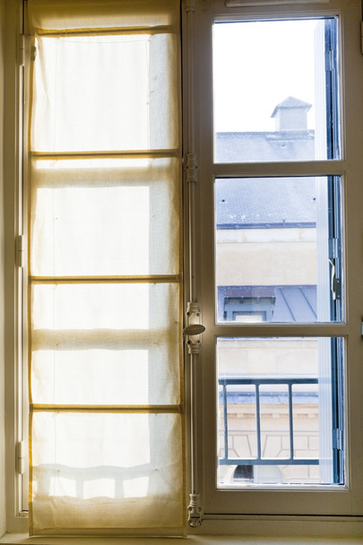 κουρτίνες υφασμάτων για ηλιόλουστο παράθυρο - Φωτογραφία, εικόνα
