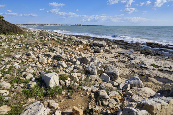 Italia, Sicilia, Marina di Modica (provincia di Ragusa), Mar Mediterraneo, veduta della costa rocciosa meridionale della Sicilia orientale
 - Foto, immagini